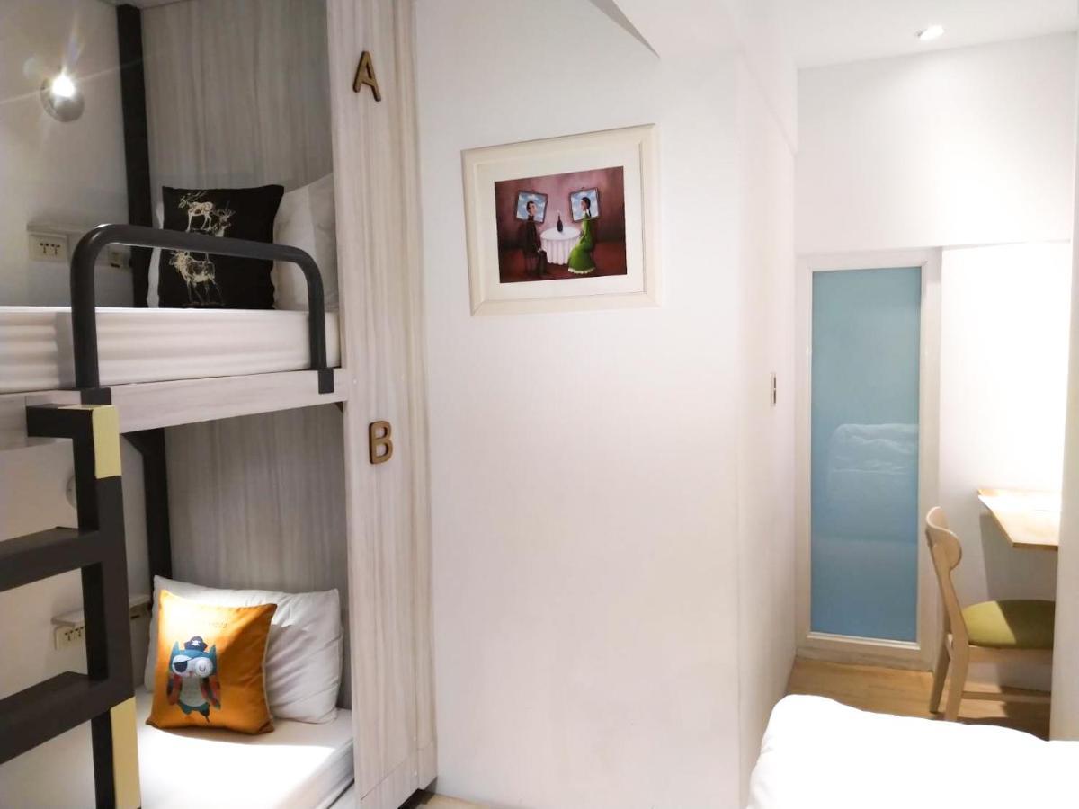 Cama en habitación compartida masculina de 3 camas