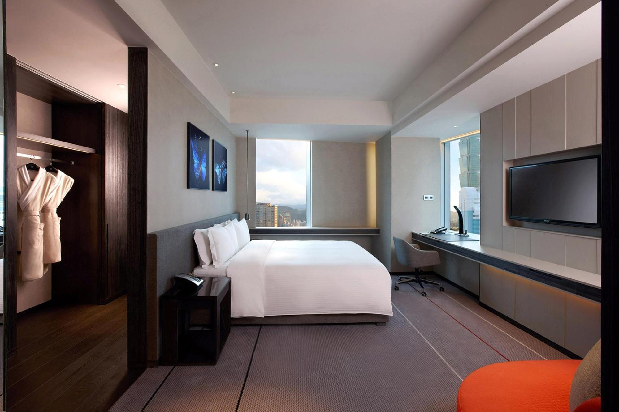 Premium King Room with Landmark View,1535376874:JPEG
