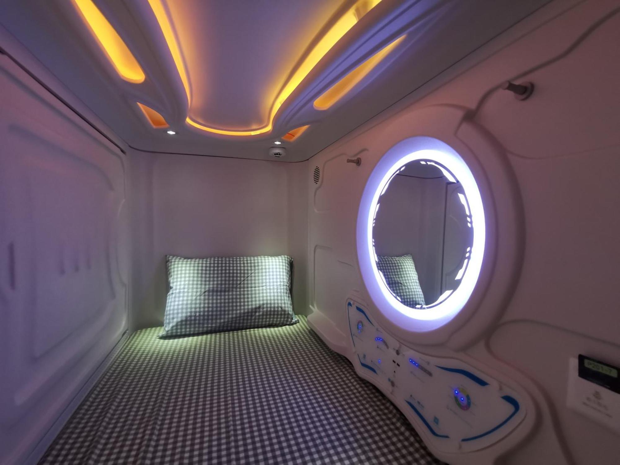 Bunk Bed Female Space capsule Room