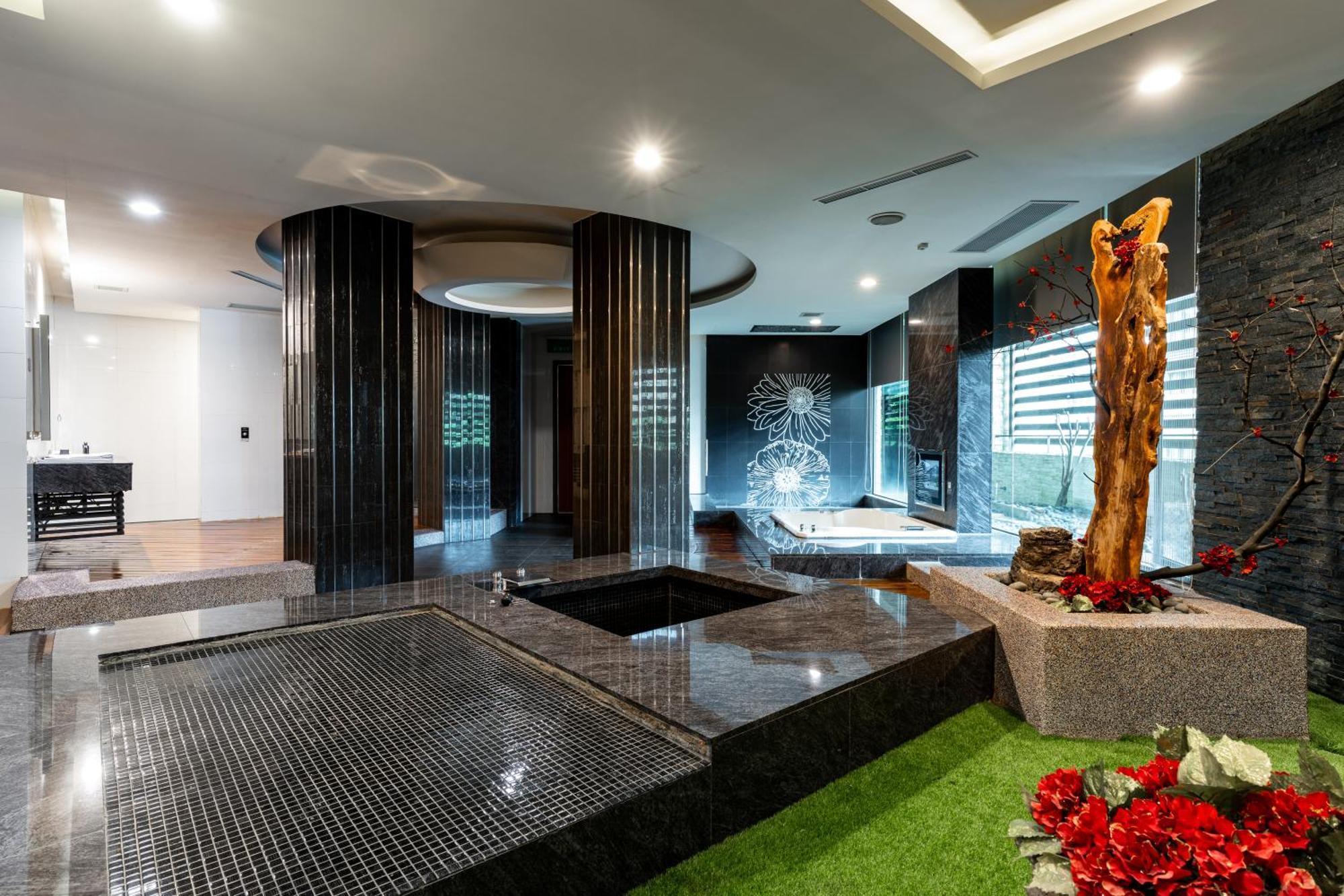 Director Suite,1628666944:JPEG