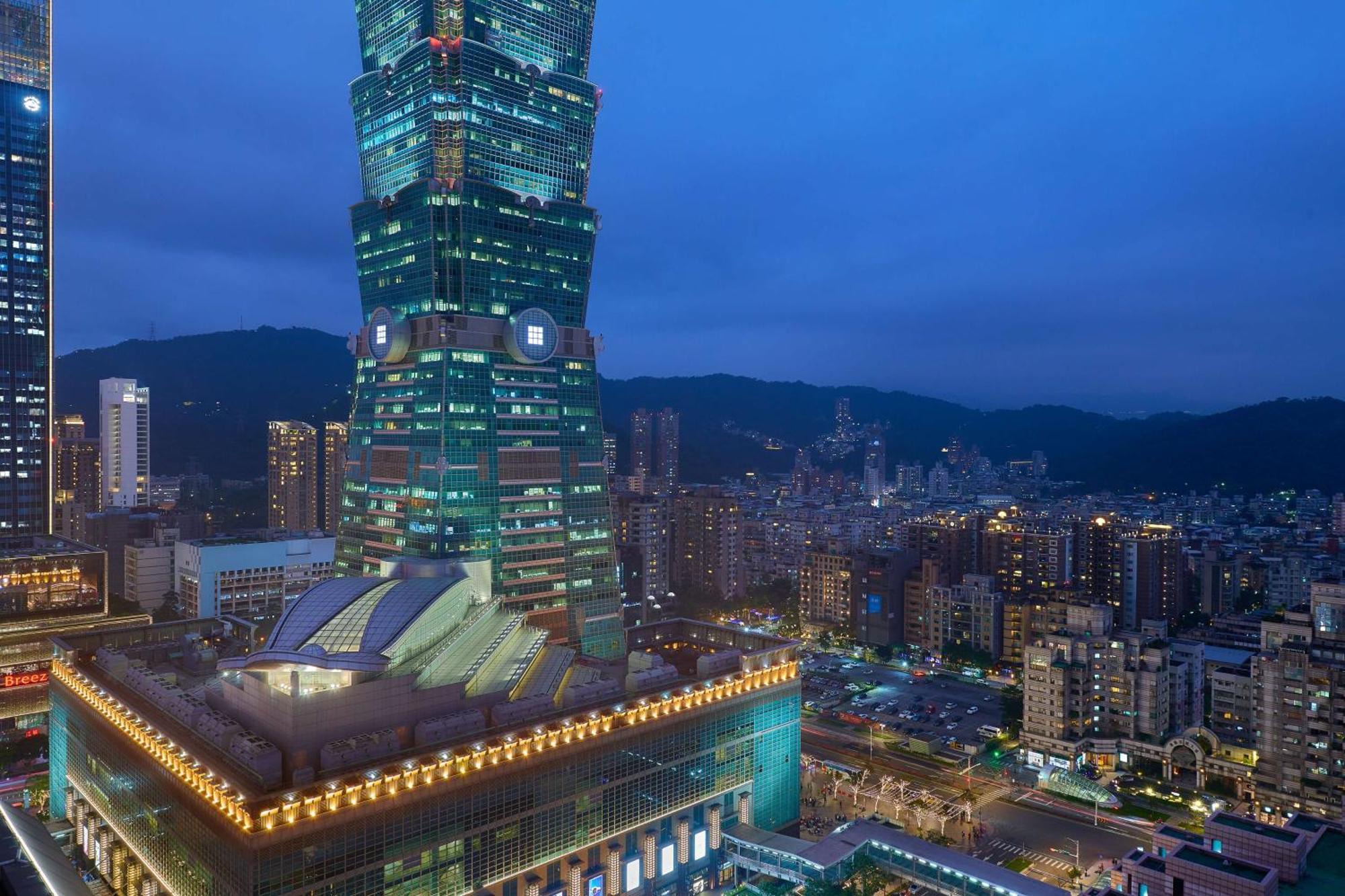 Premium Twin Studio with 101 View - Club Access