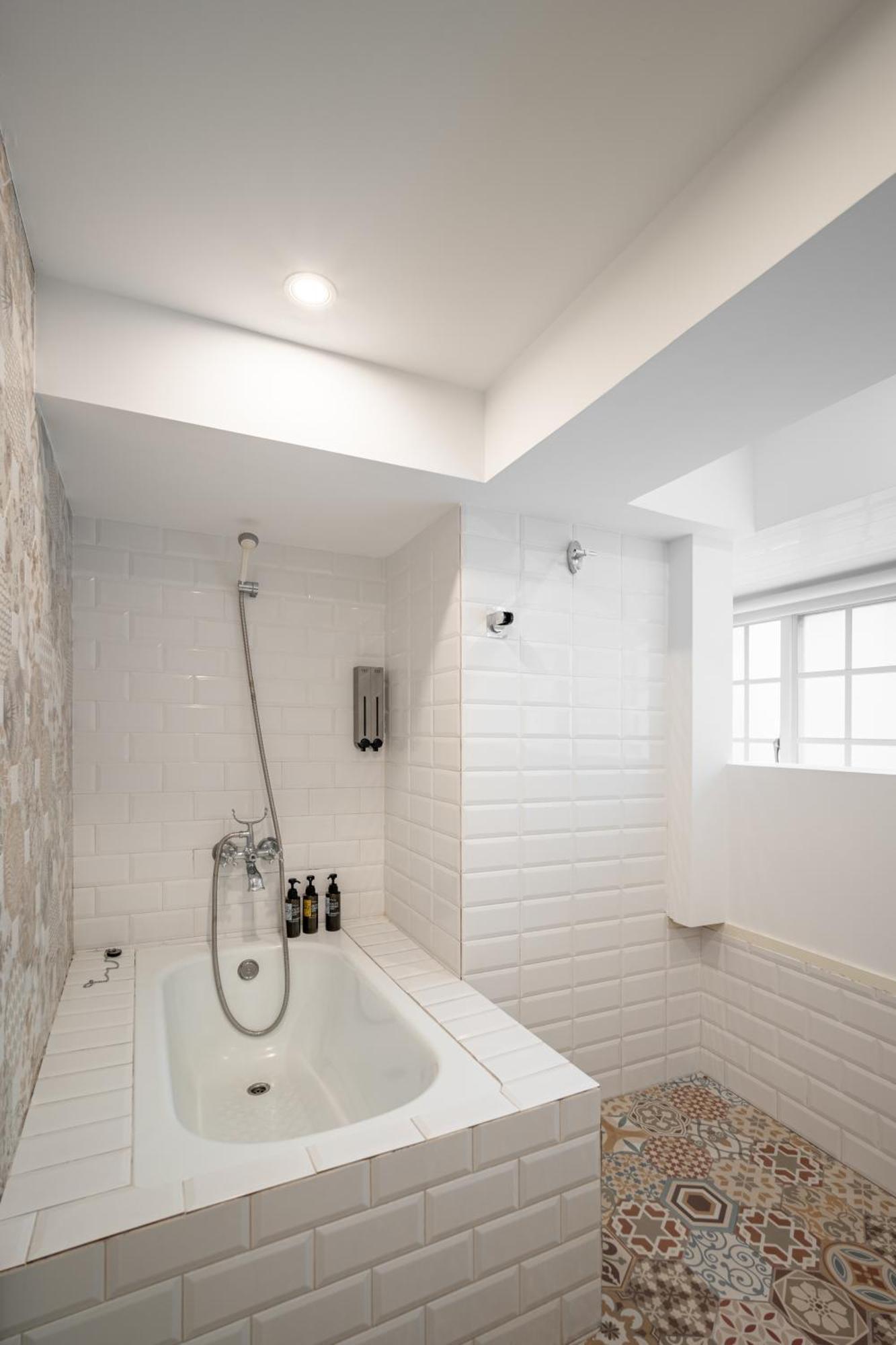 Standard Double Room with Bathtub and Window