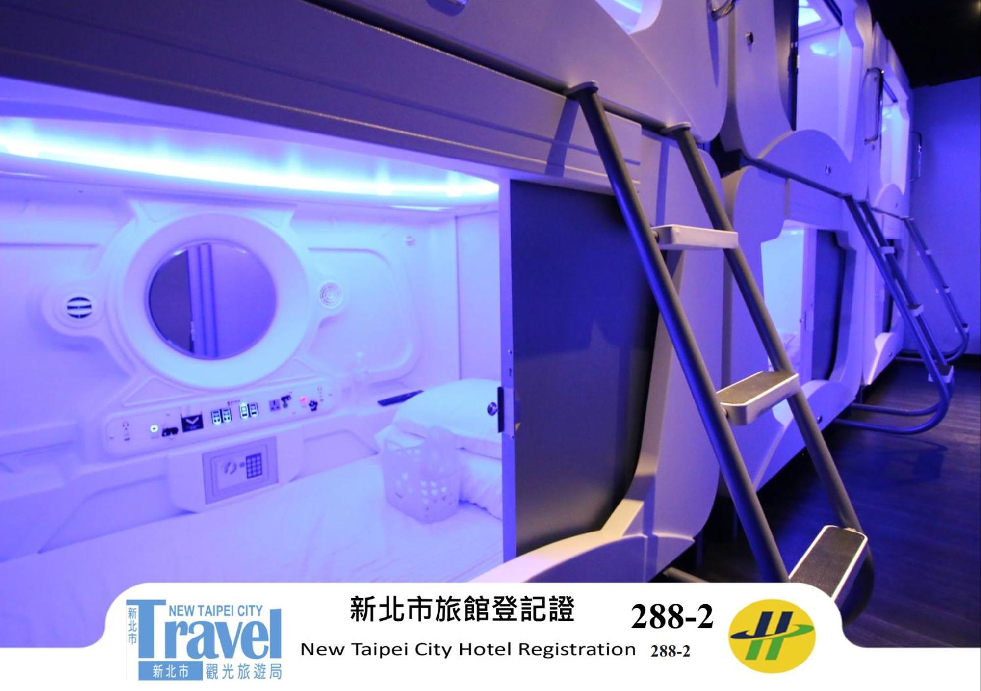 Capsule Bed Mixed Dormitory Room