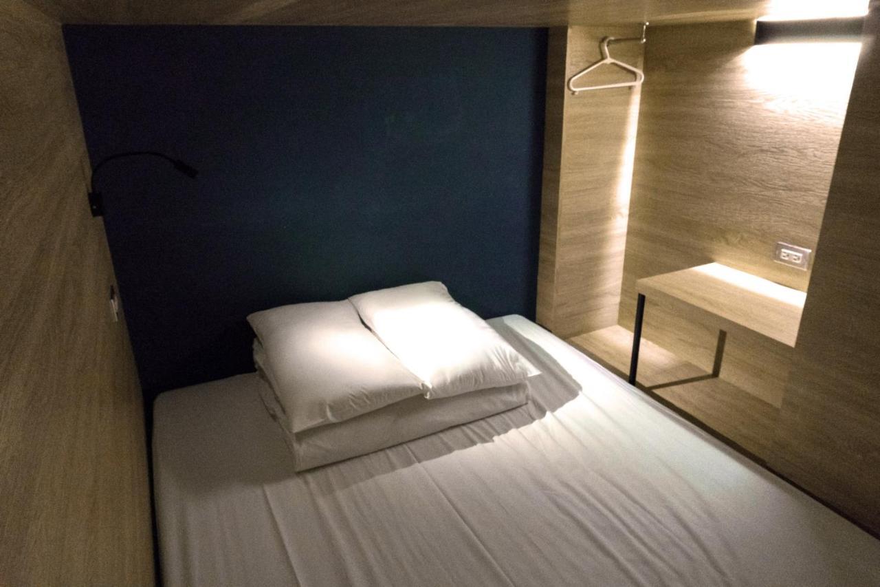 Lit Simple dans Dortoir Mixte