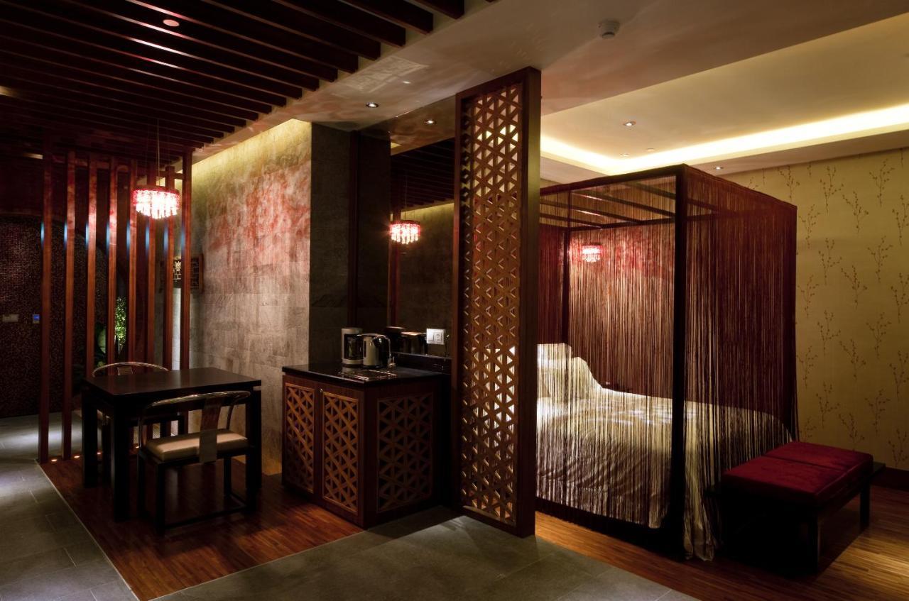 Trendy Queen Room Check After 2000,991641211:JPEG