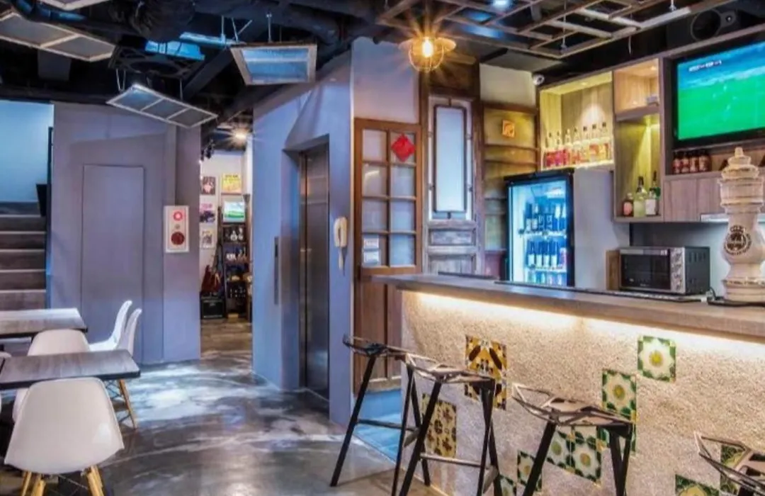 Old Door Hostel & Bar-1