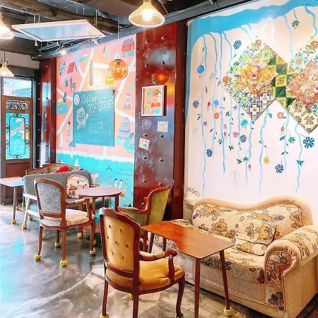 Old Door Hostel & Bar-2