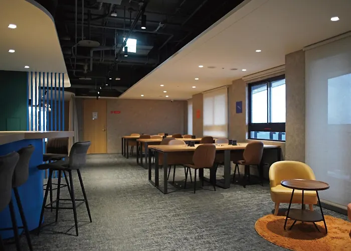 Roaders Plus Hotel - Taipei Station